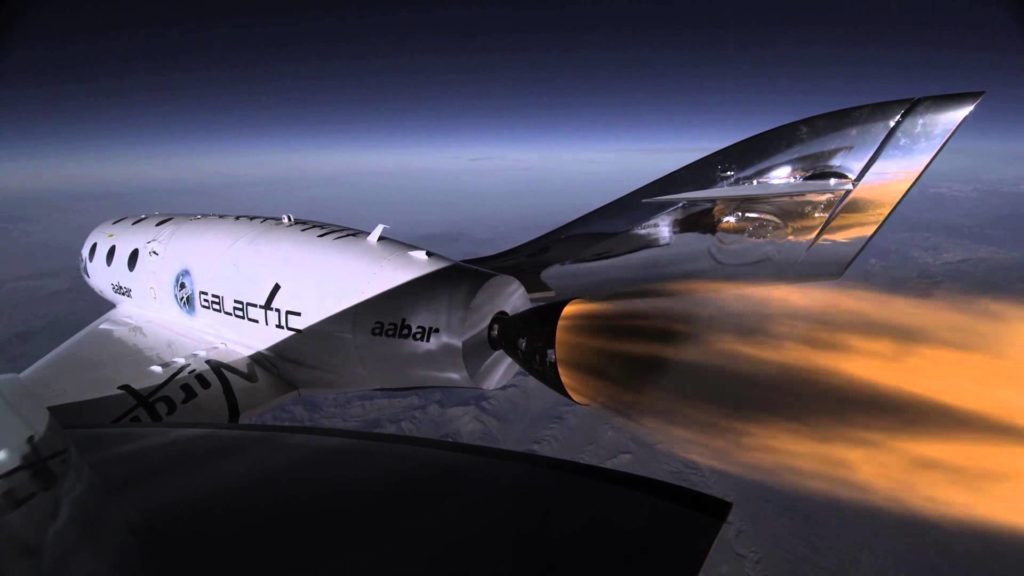 Avec le moteur allumé. // Source : Virgin Galactic Avec le moteur allumé. // Source : Virgin Galactic