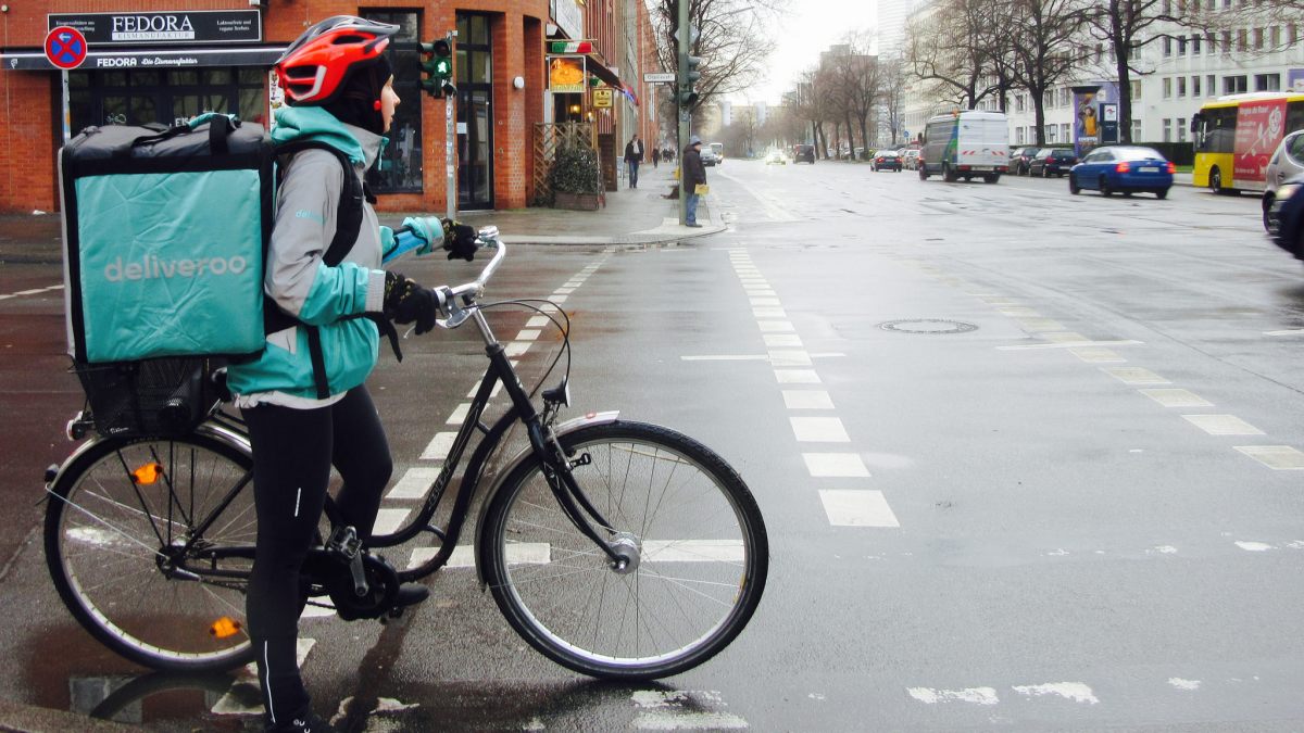 Livreuse Deliveroo / CC. AJW
