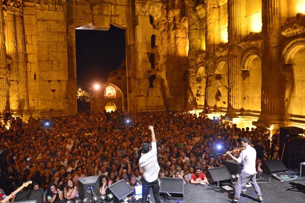 Les Mashrou' Leila en concert à Baalbeck, Liban, 2012.
CC. Wikimedia