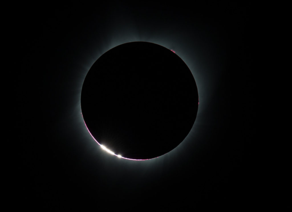 Eclipse totale, permettant d'observer le phénomène optique des perles de Baily / Credit: NASA/Aubrey Gemignani