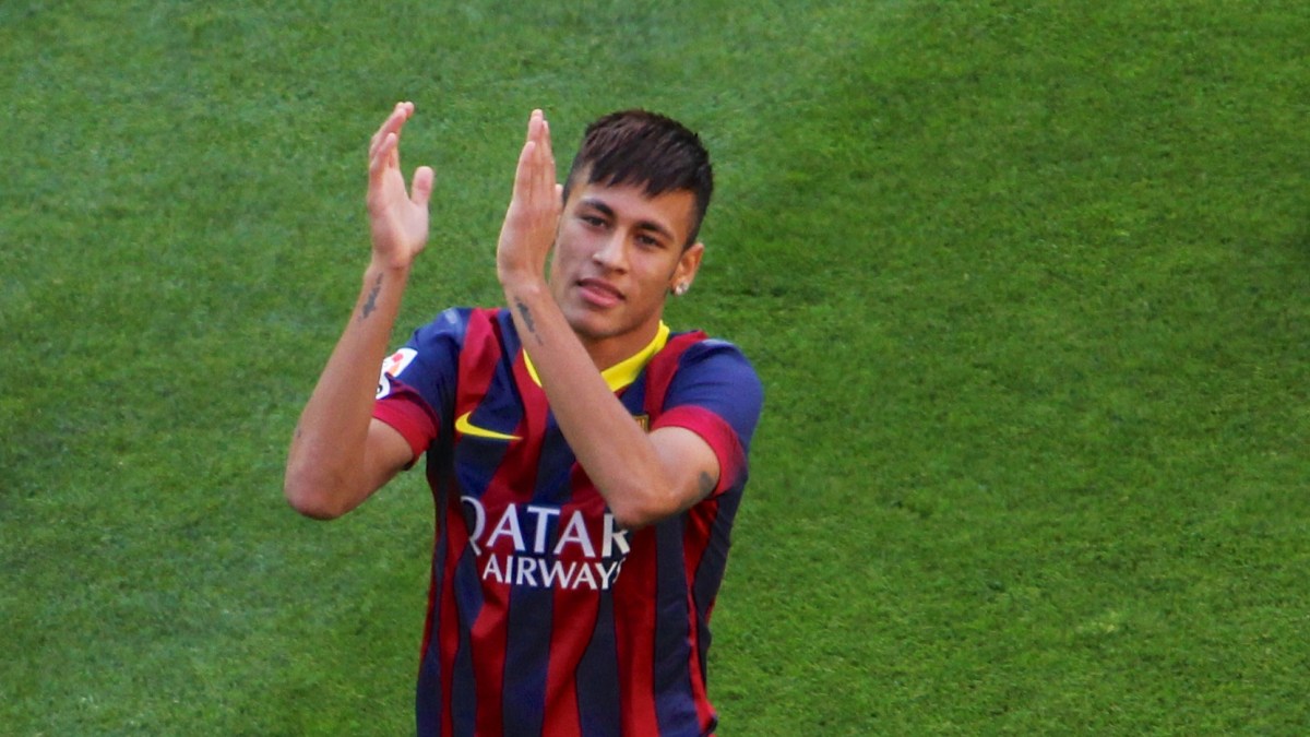 https://upload.wikimedia.org/wikipedia/commons/2/22/Neymar_Barcelona_presentation_1.jpg