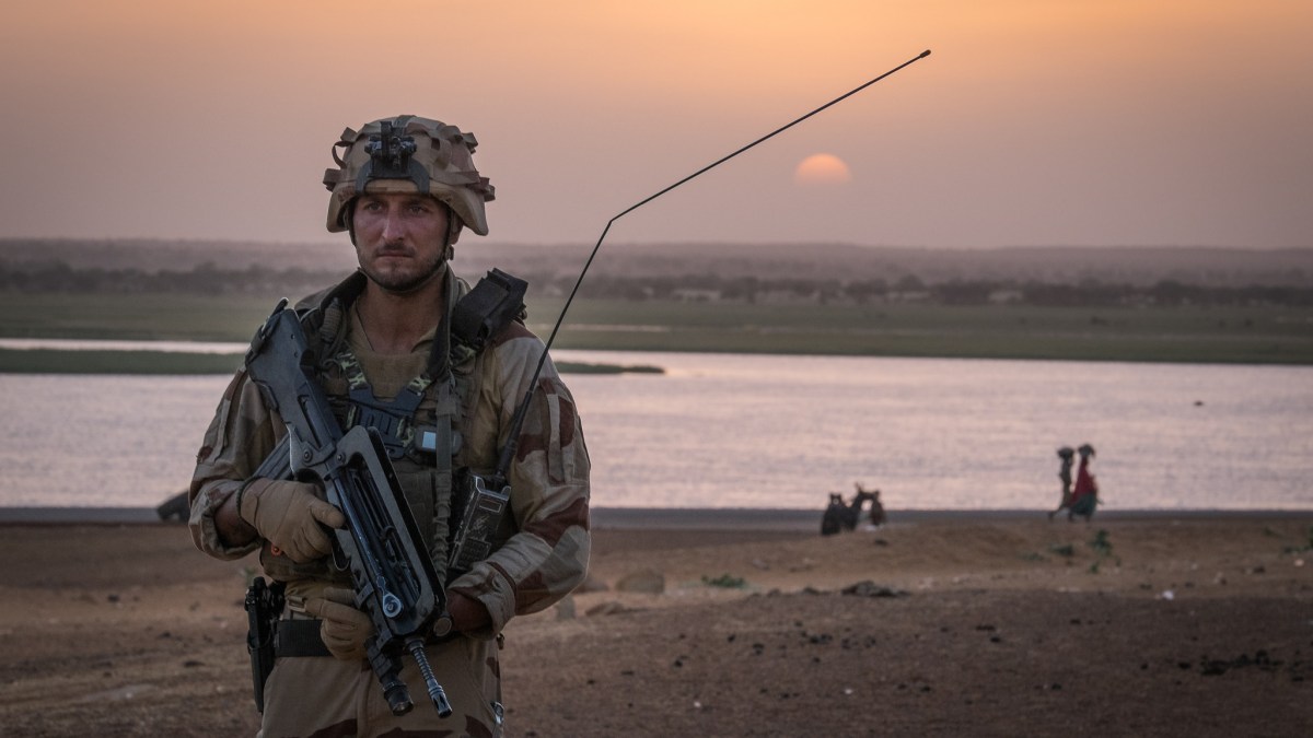 Soldat du détachement de liaison et d'appui opérationnel (DLAO) basé à Ansongo dans le cadre de l'opération "Barkhane", 2015 / CC. Fred Marie