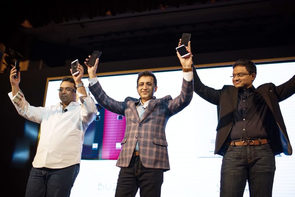 mr-sharad-mehrotra-in-the-centre-co-founder-hyve-mobility-launching-the-two-news-smartphones-buzz-and-storm