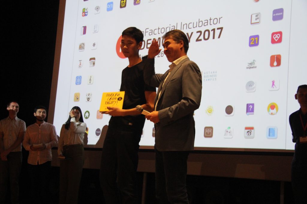 Le ministre du Commerce et de l'Industrie remettant le trophée au vainqueur. Crédit : nFactorial Incubator