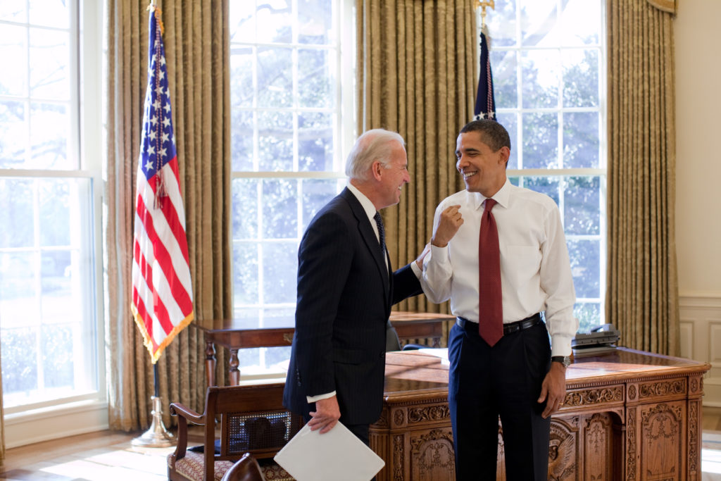 Joe Biden en discussion avec Barack Obama. // Source : Pete Souza
