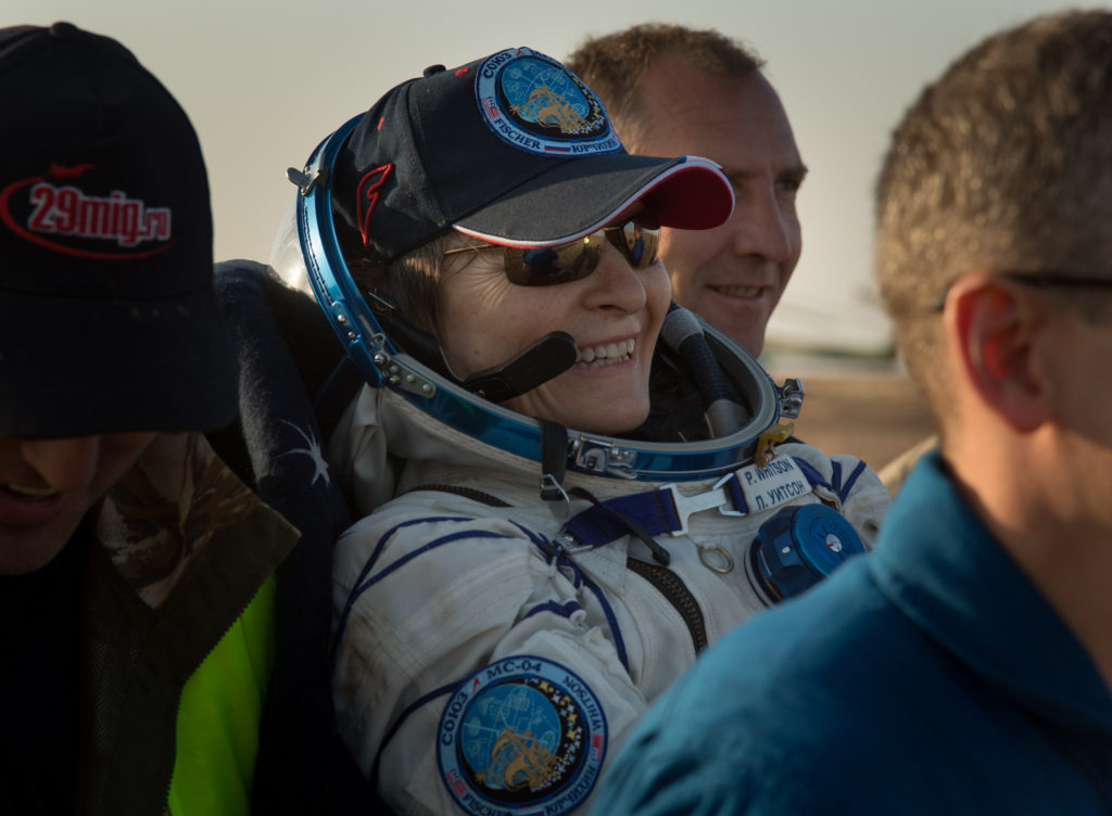 Peggy Whitson, récupérée et portée par les équipes de la NASA lors de son retour à la terre ferme.