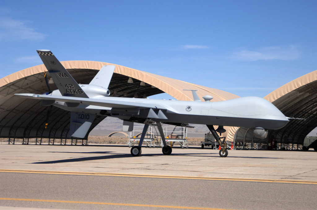 Le MQ-9 Reaper, un drone militaire. // Source : Senior Airman Larry E. Reid Jr. Le MQ-9 Reaper, un drone militaire. // Source : Senior Airman Larry E. Reid Jr.