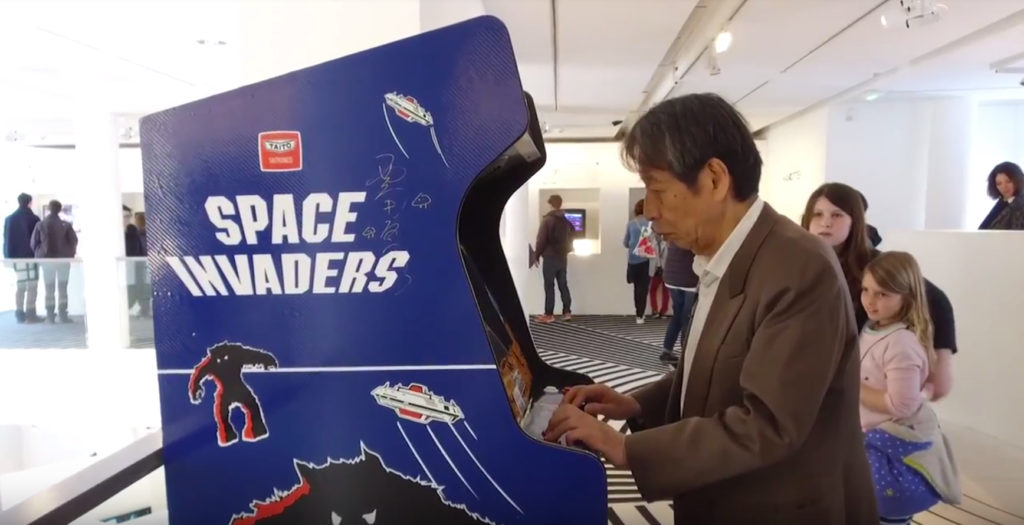 Capture d'écran du docu « Itinéraires du Jeu Video », avec Tomohiro Nishikado jouant à Space Invaders, sa création. (c) SELL