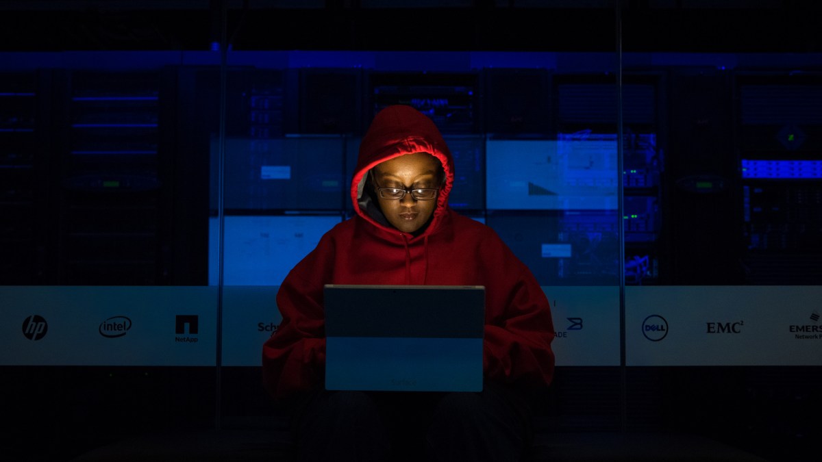 Une femme qui ne pirate probablement pas un réseau WiFi mais qui a une capuche de hackeuse. // Source : WoC In Tech