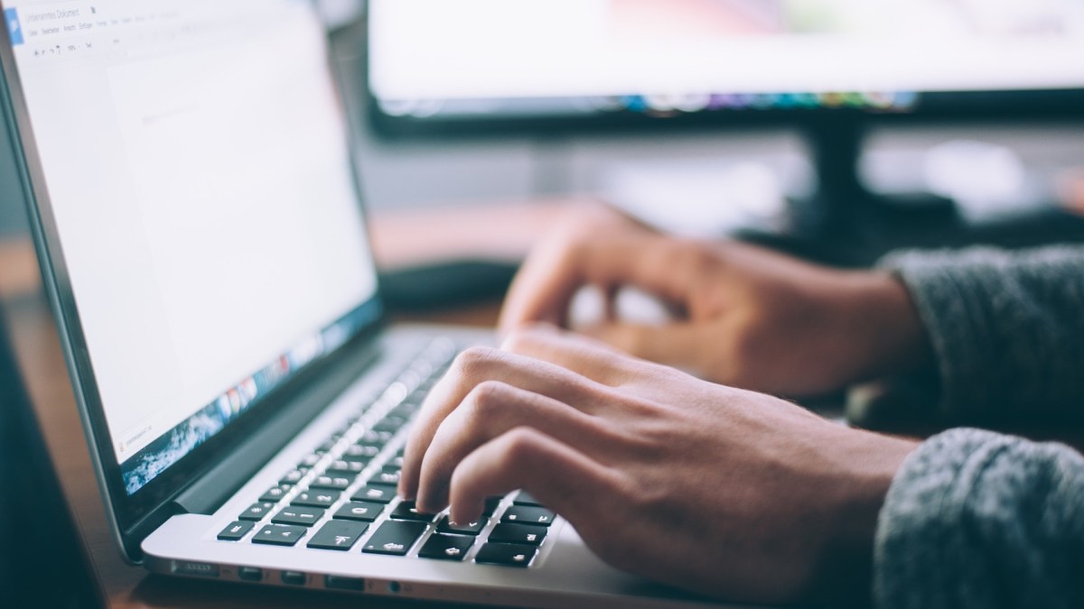 laptop-clavier-mains-ordinateur