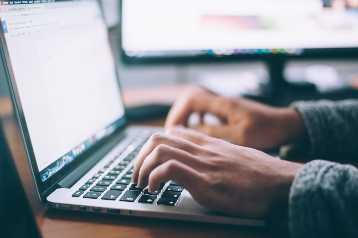 laptop-clavier-mains-ordinateur