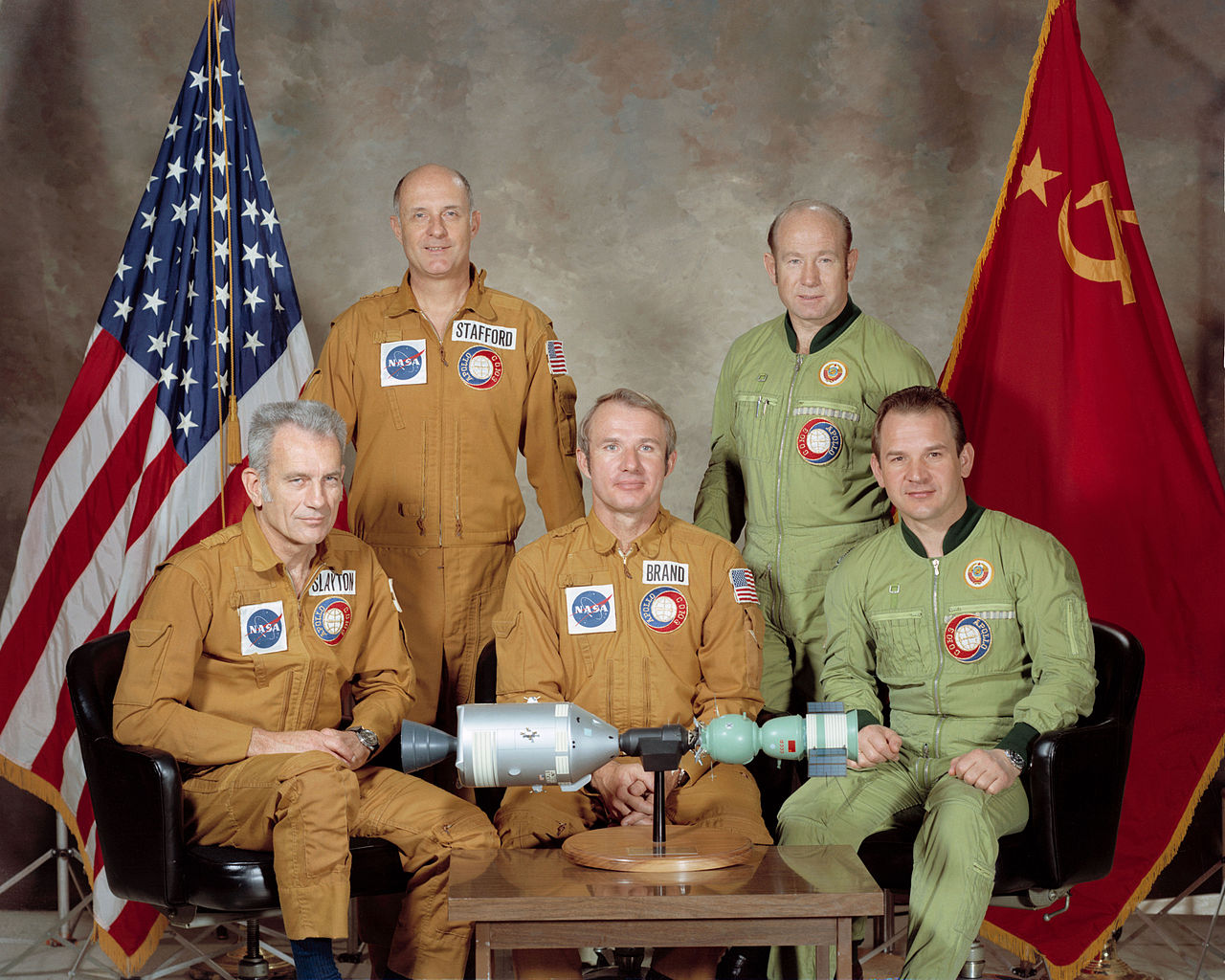La mission Apollo-Soyouz en juillet 1975 marque la fin de la course à l'espace et le début d'une coopération spatiale.