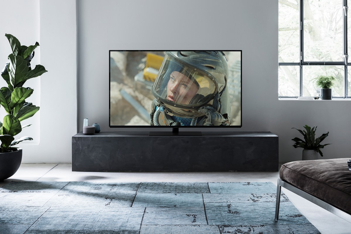 panasonic-oled-tv-fz800-lifestyle