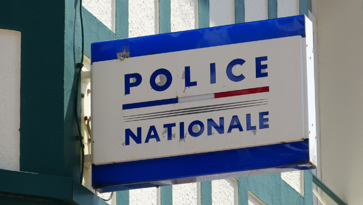 Un groupe de policiers a publié des contenues racistes sur Facebook pendant plusieurs années  // Source : Numerama