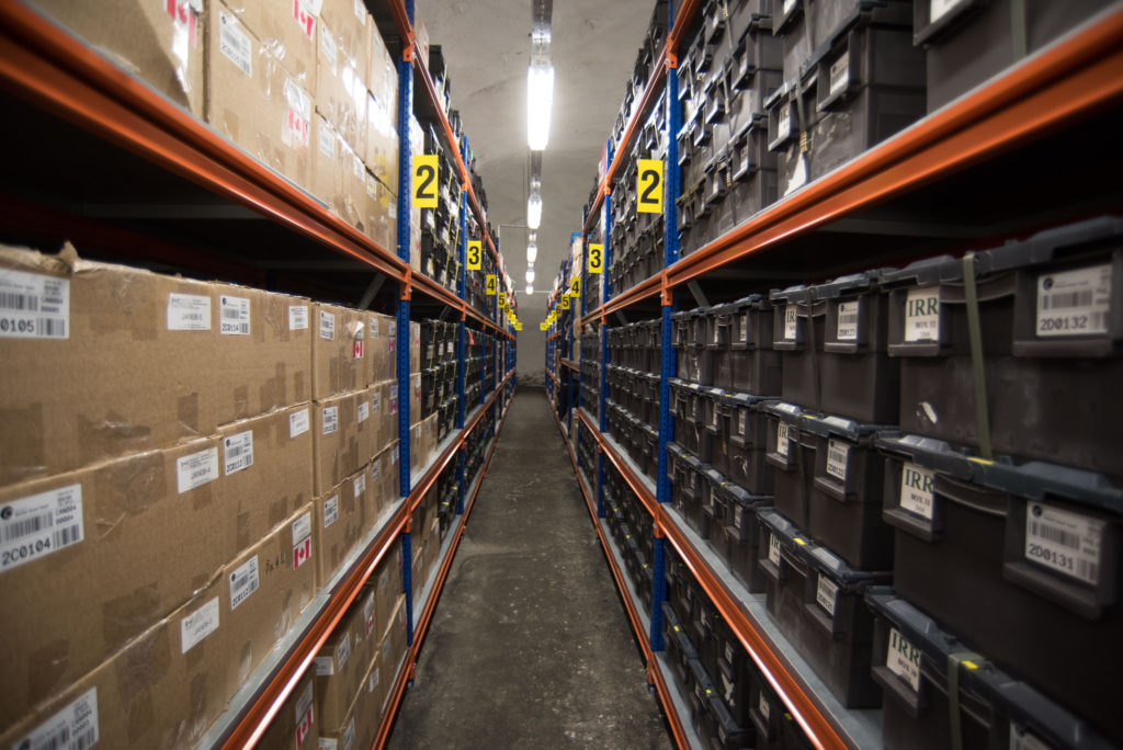 Lieu de stockage des graines, dans des cartons sur des étagères Lieu de stockage des graines, dans des cartons sur des étagères