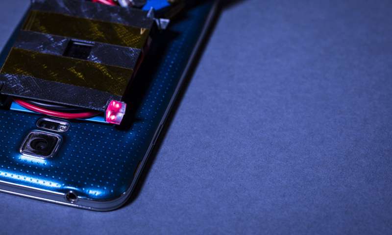 Une batterie a été attachée au dos du smartphone pour le recharger grâce à des lasers. Une batterie a été attachée au dos du smartphone pour le recharger grâce à des lasers.