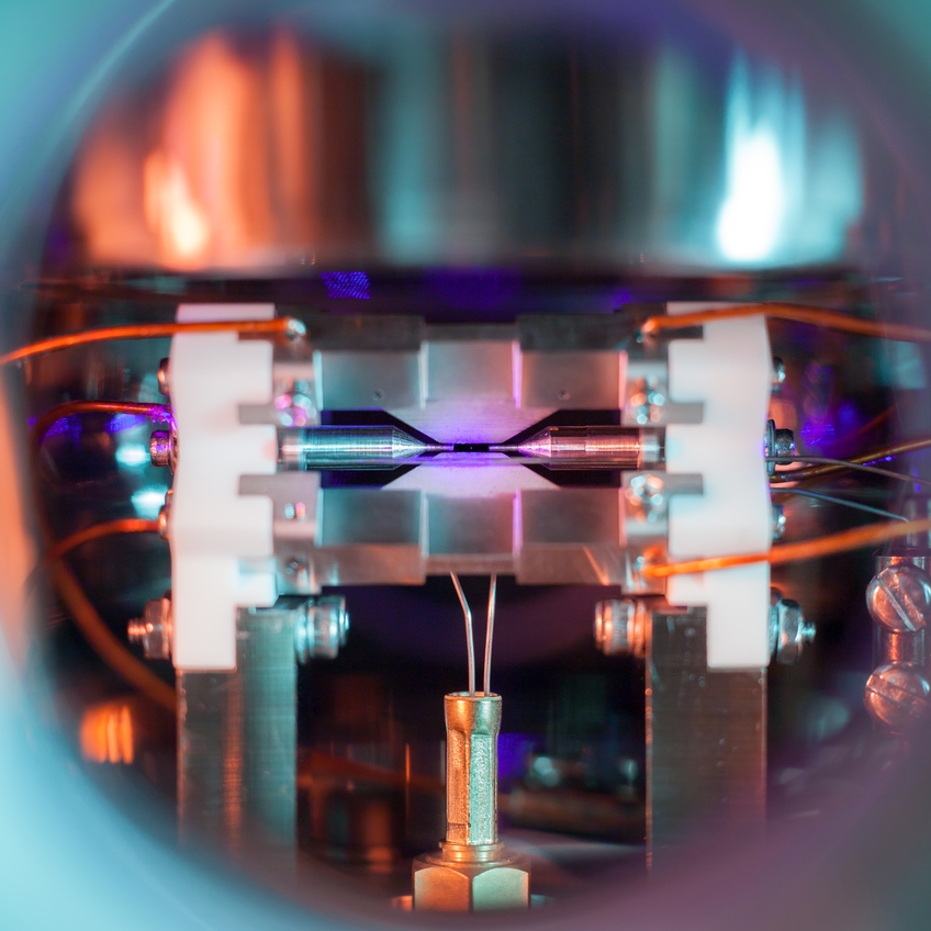 Photo d'un atome entre deux lasers. 