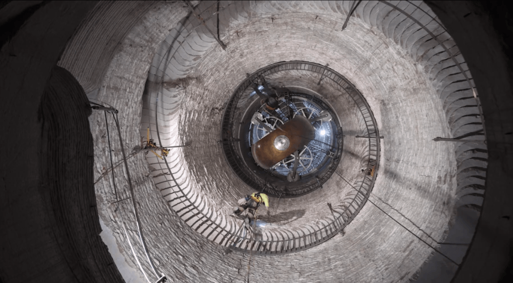 La construction de l'horloge est en cours sous la montagne. Capture d'écran/The Long Now Foundation La construction de l'horloge est en cours sous la montagne. Capture d'écran/The Long Now Foundation