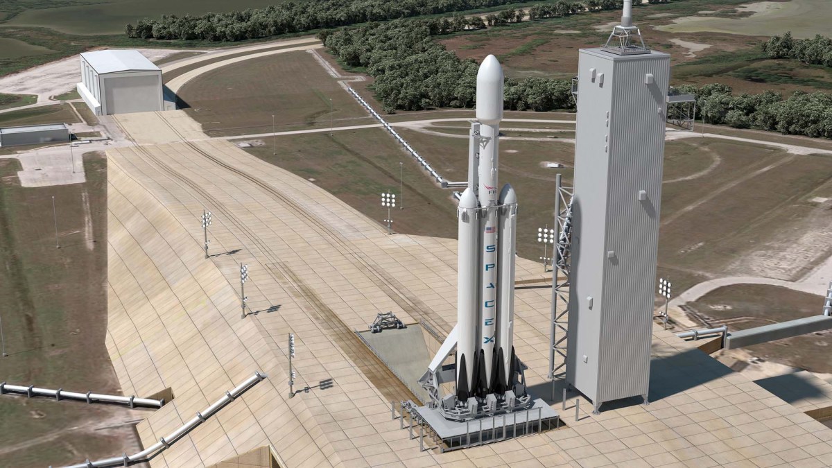 La Falcon Heavy sur son pas de tir. // Source : SpaceX