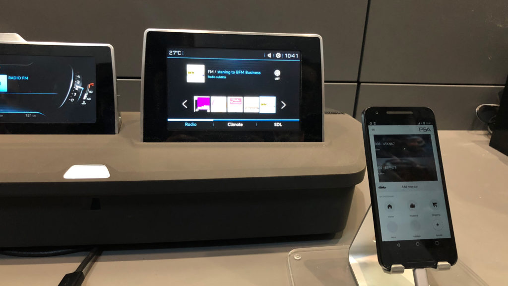 La même technologie sur un tableau de bord Peugeot.