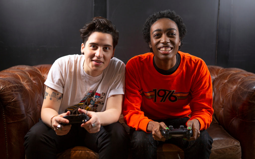 Deux personnes jouant à un jeu vidéo. // Source : Broadly/CC/The Gender Spectrum Collection (photo recadrée)