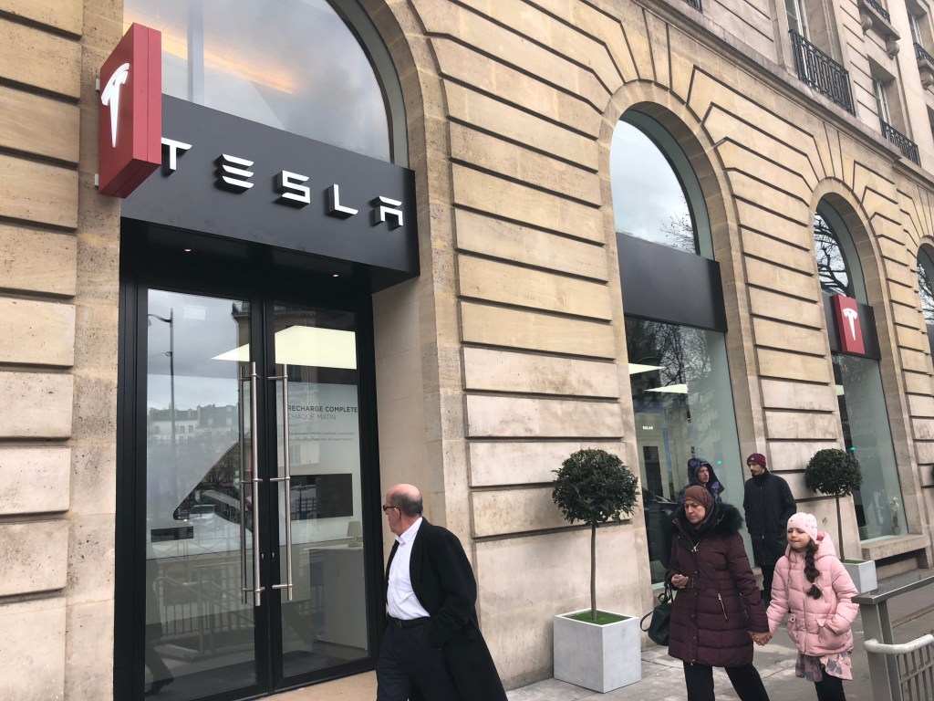 Boutique Tesla à Paris // Source : Numerama