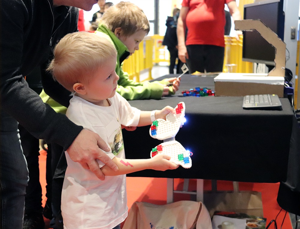 Un enfant avec une manette Lego high-tech