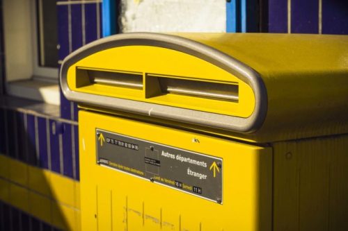 Comment signaler une boîte aux lettres jaune de La Poste ouverte