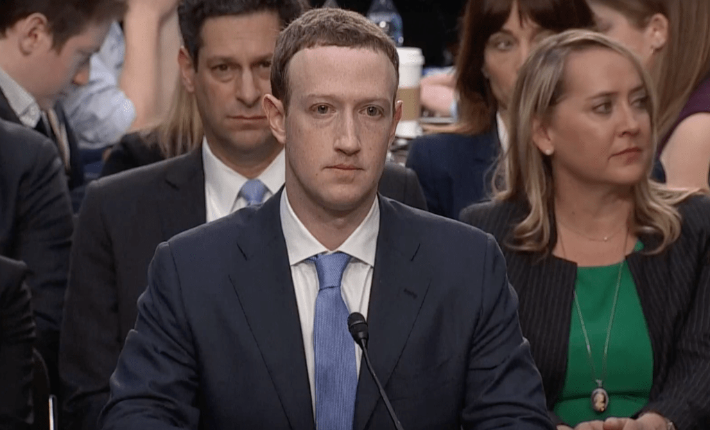 Mark Zuckerberg devant le Congrès américain // Source : YouTube