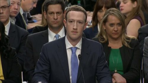 Mark Zuckerberg devant le congrès américain.  // Source : Capture d'écran YouTube