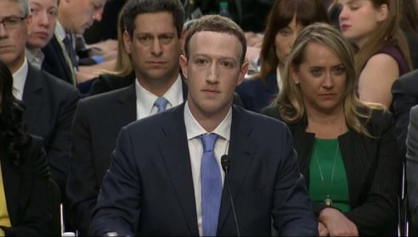 Mark Zuckerberg devant le congrès américain.  // Source : Capture d'écran YouTube
