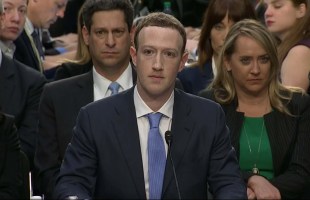 Mark Zuckerberg devant le congrès américain.  // Source : Capture d'écran YouTube
