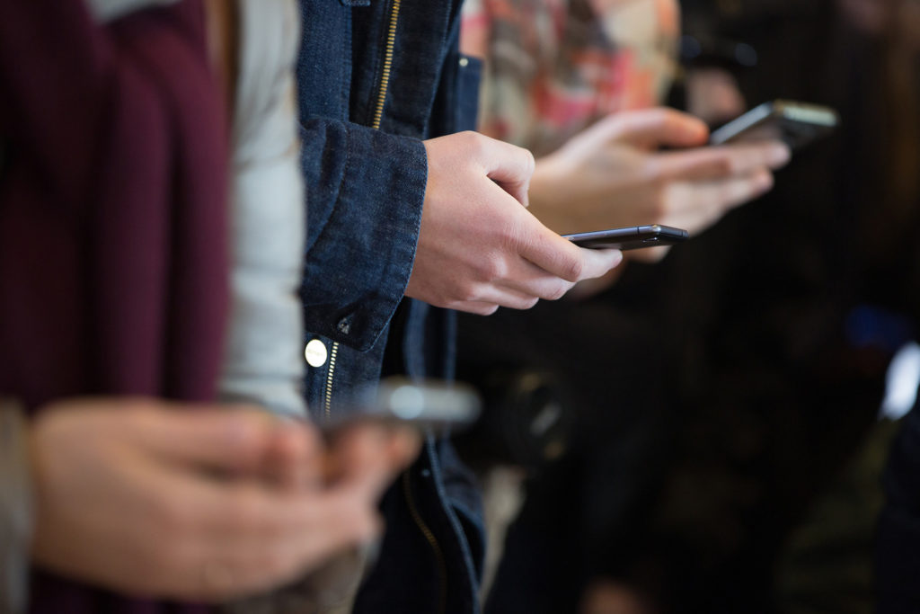 Des jeunes avec des smartphones