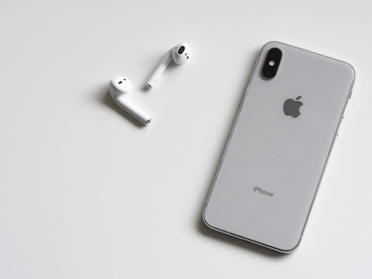 airpods-apple-device-cellphone-788946