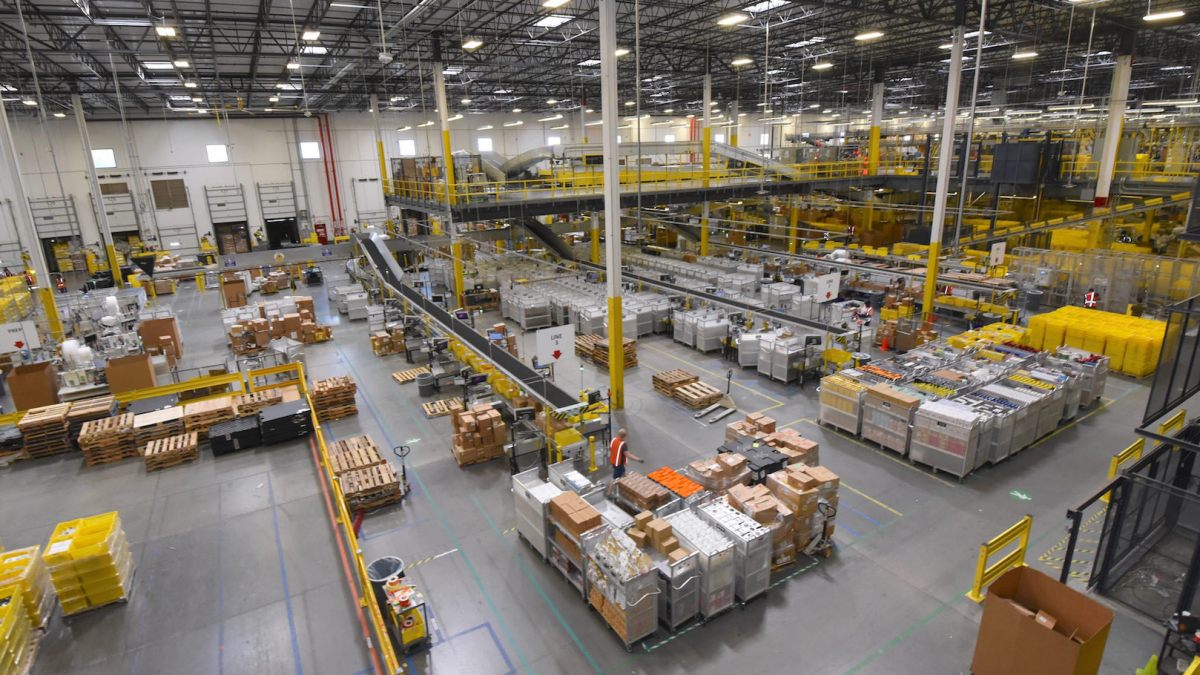 Une usine Amazon, où sont emballés les colis. // Source : Maryland GovPics