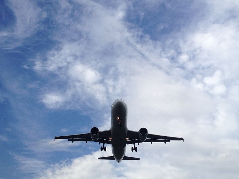 Belly of the plane, landing at NAIA // Source : Wikimedia/Urville86 