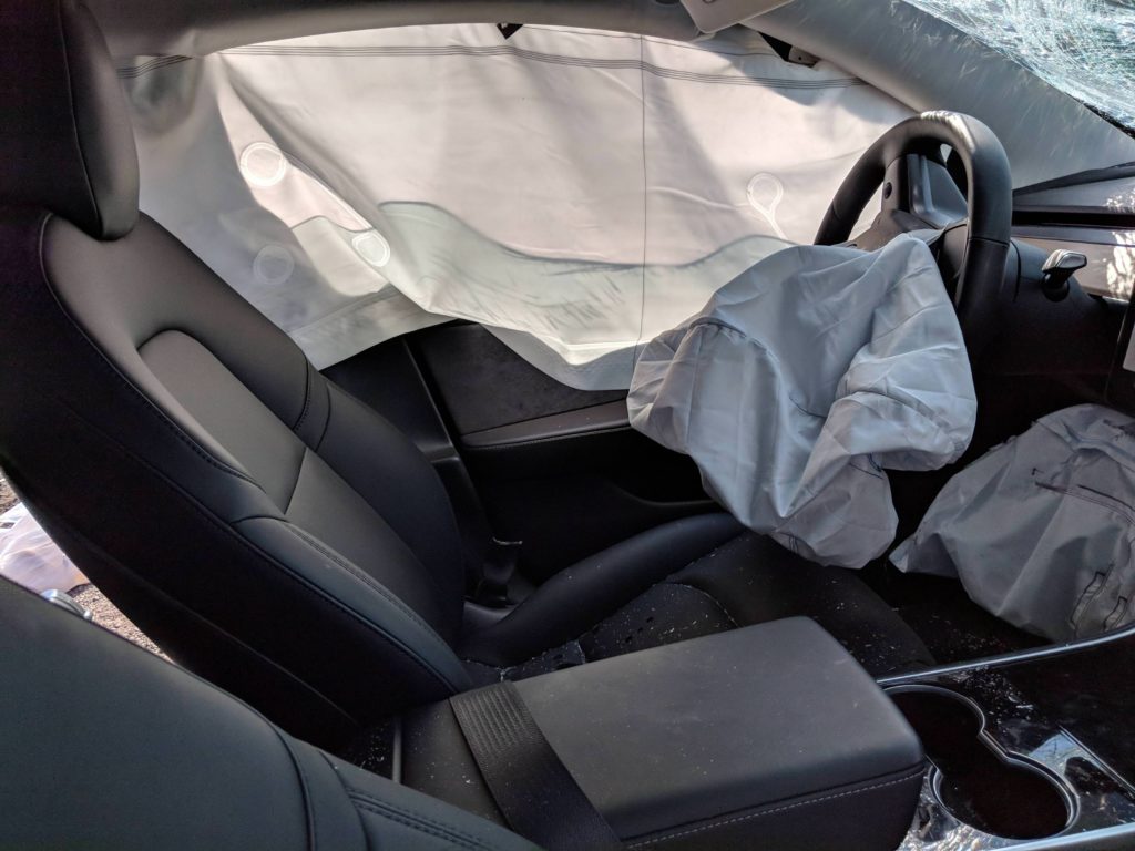 Tesla Model 3 accidentée. Imgur
