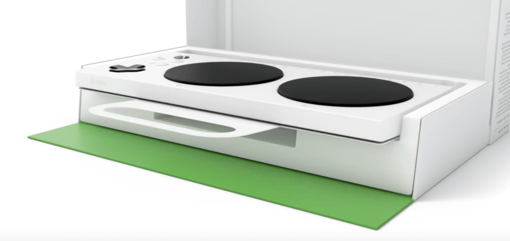 Manette adaptative Xbox // Source : Microsoft (capture YouTube) Manette adaptative Xbox // Source : Microsoft (capture YouTube)