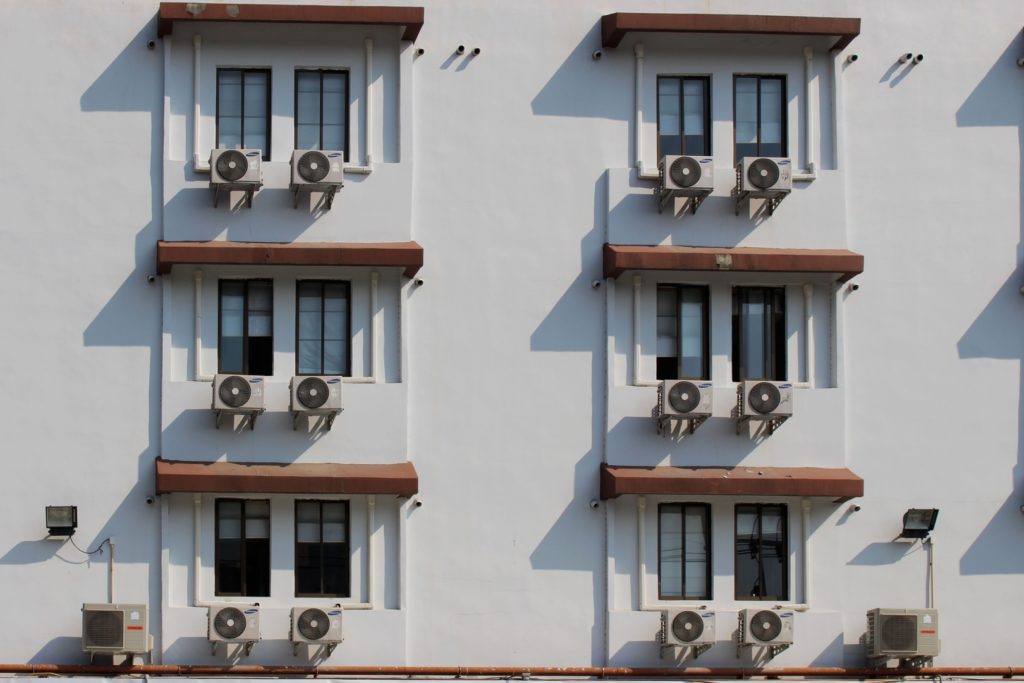 Des climatiseurs sur une façade // Source : Pxhere/CC0