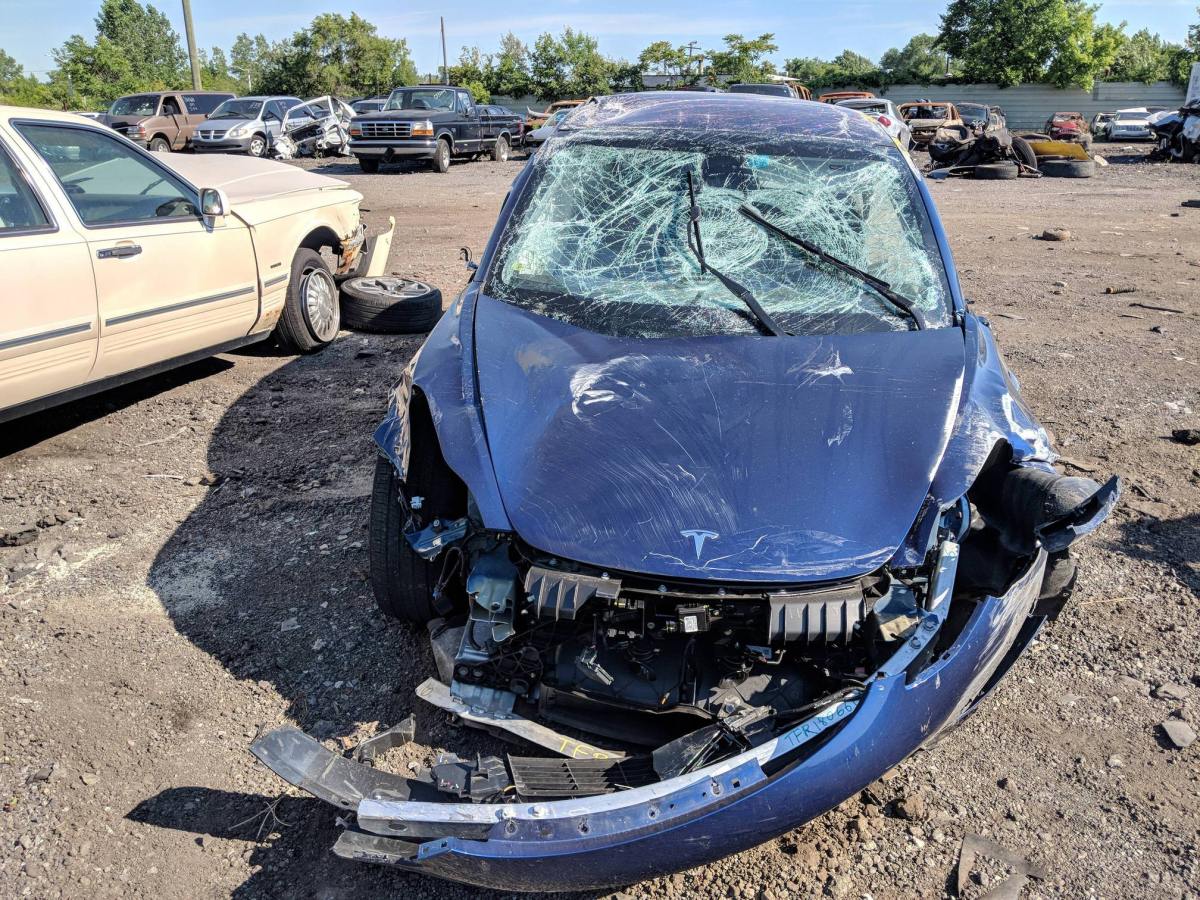 Tesla Model 3 accidentée. Imgur
