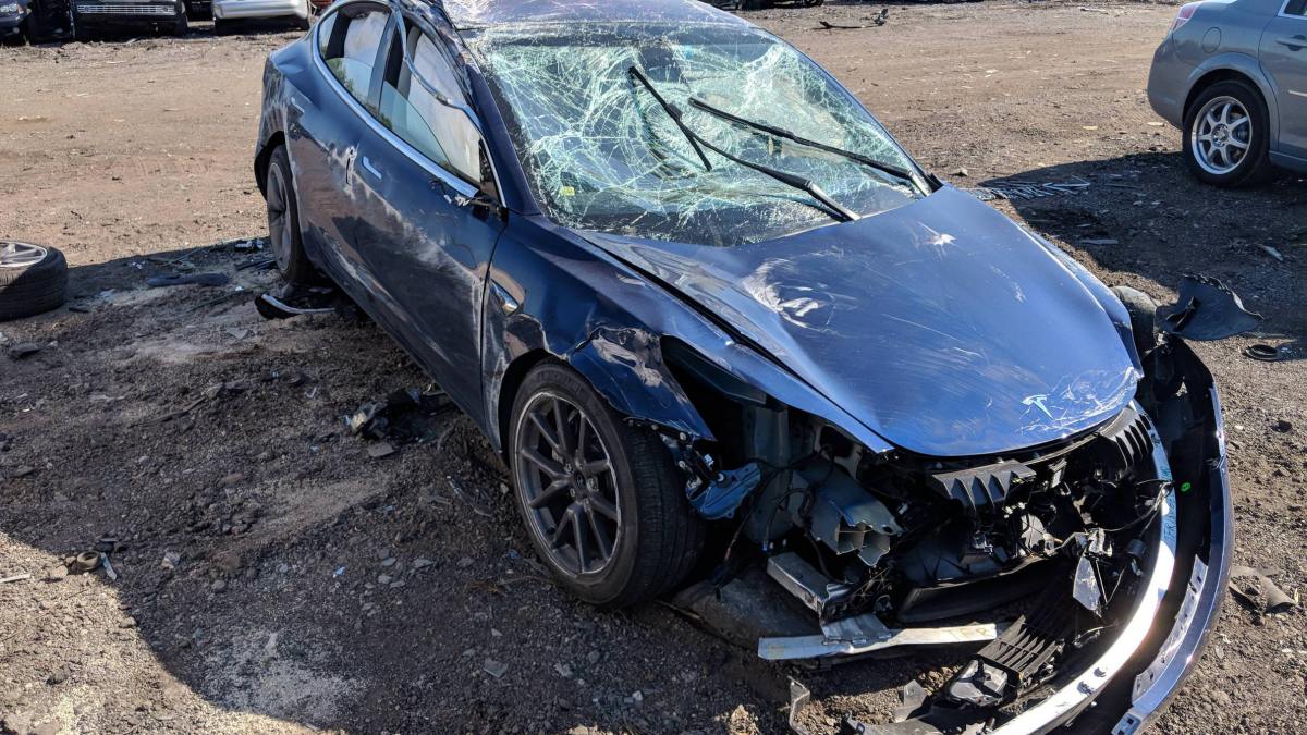 Tesla Model 3 accidentée. Imgur
