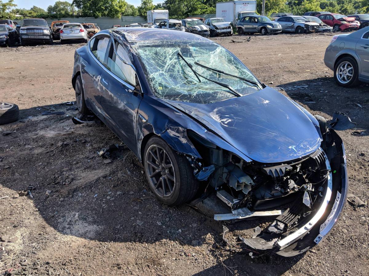 Tesla Model 3 accidentée. Imgur
