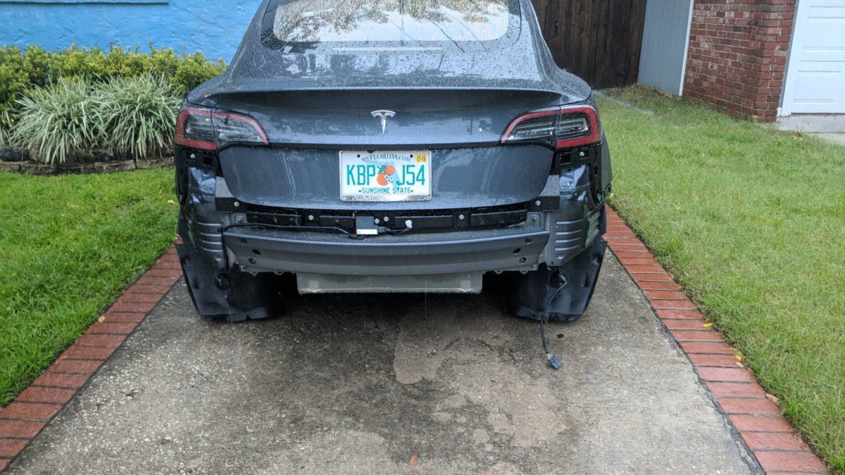 Tesla Model 3 sans pare-choc arrière  // Source : Twitter