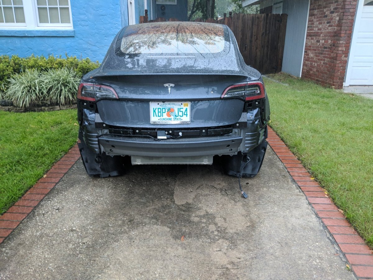 Tesla Model 3 sans pare-choc arrière  // Source : Twitter