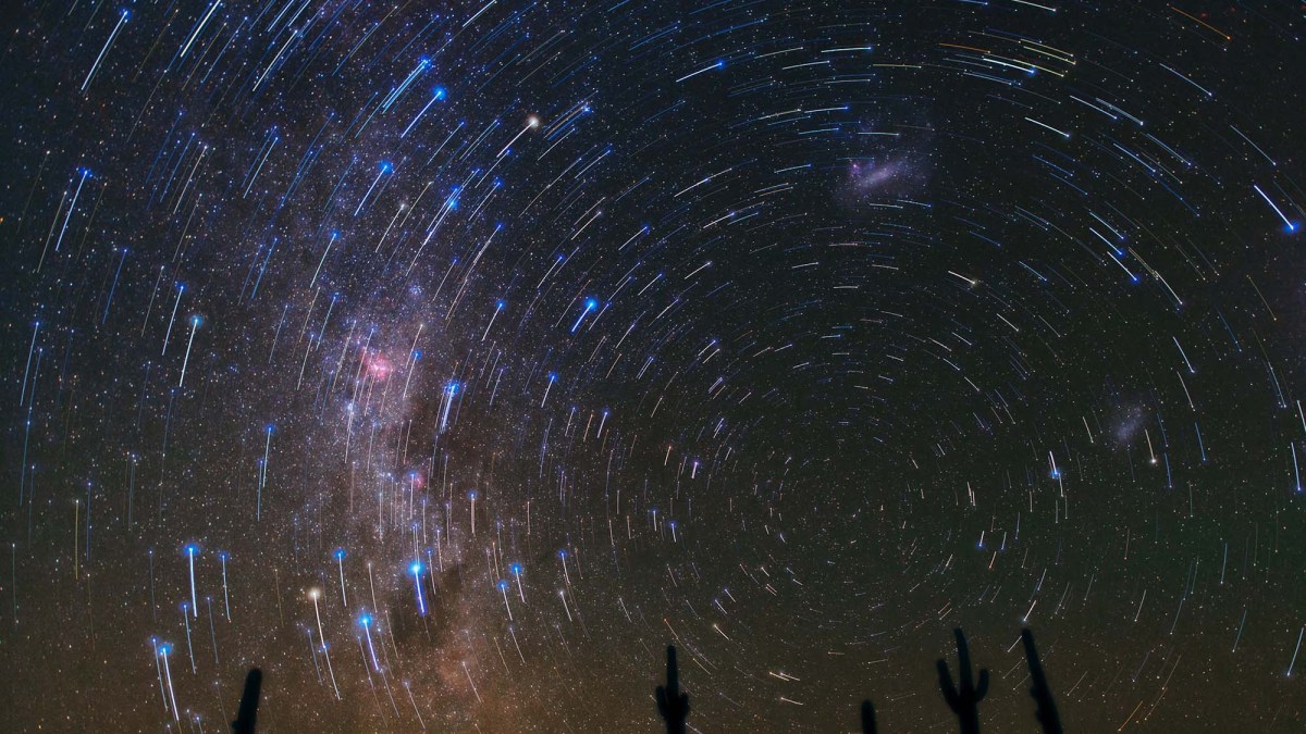 Filaments d'étoiles au-dessus d'un désert. // Source : ESO/B. Tafreshi