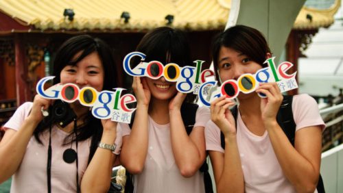 À Shanghaï, des femmes posent avec des logos Google. // Source : thats