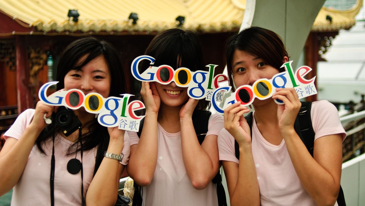 À Shanghaï, des femmes posent avec des logos Google. // Source : thats