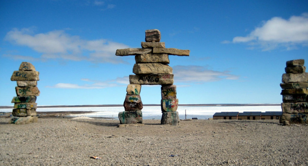 Inuksuit érigés à Igloulik en 2000 pour commémorer le nouveau millénaire // Source : Wikimedia/CC/BaShildy 