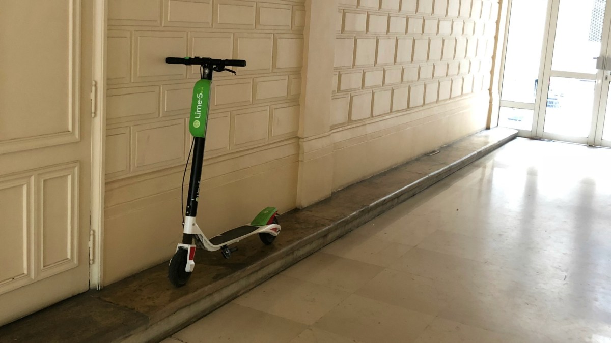 Une trottinette Lime kidnappée // Source : Marie Turcan pour Numerama