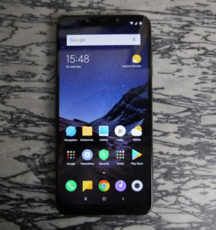 Pocophone F1 de face // Source : Louise Audry pour Numerama
